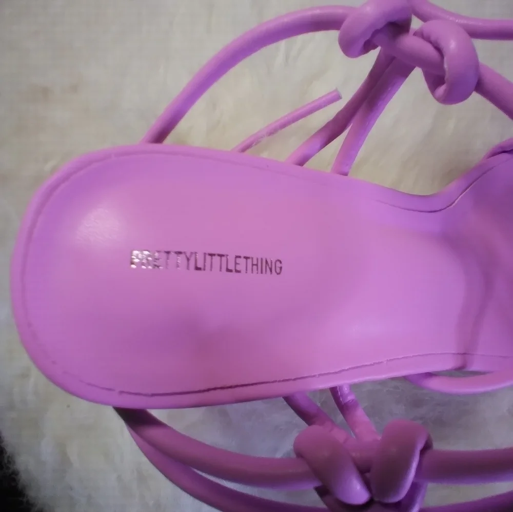 NWT Prettylittlething square toe strappy low block heeled sandals office siren